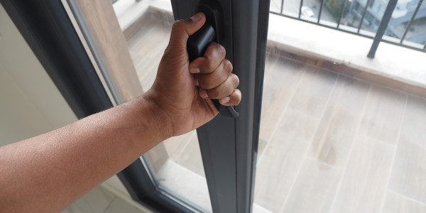 Puertas y Ventanas Insonorizadas de Aluminio / PVC en Tarragona · Cierre Hermético