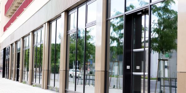 Puertas y Ventanas de Aluminio / PVC a medida en Tarragona · Raíl Empotrable Adaptado al Paso de Minusválidos
